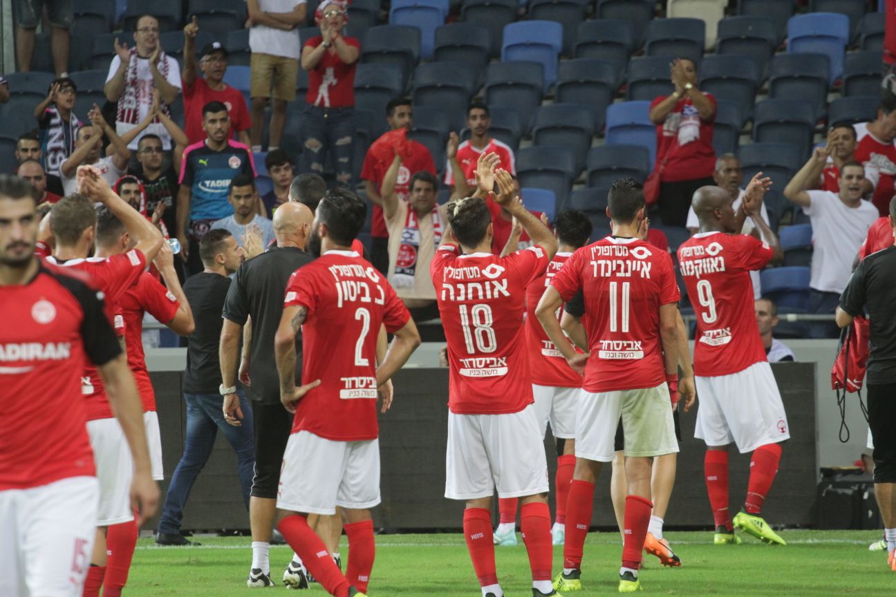 מודים לקהל. שחקני הפועל באר שבע בסיום המשחק (צילום: בן בודה)